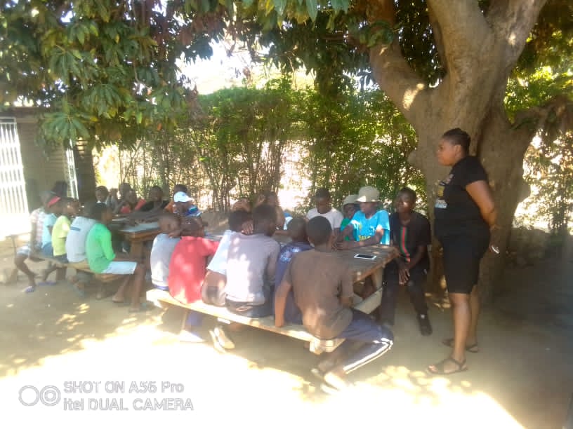 ShamwariyeMwana's tweet photo. #MenAndBoysForum Shamwari Yemwanasikana Founding Director, @EkeniaT conducting a men & boys forum on mental health, abuse, child marriages, access to SRH services and GBV as we count down to #16DaysOfActivism against GBV
#MenAsRoleModels
#EndGBV https://t.co/u6NaX02Liw