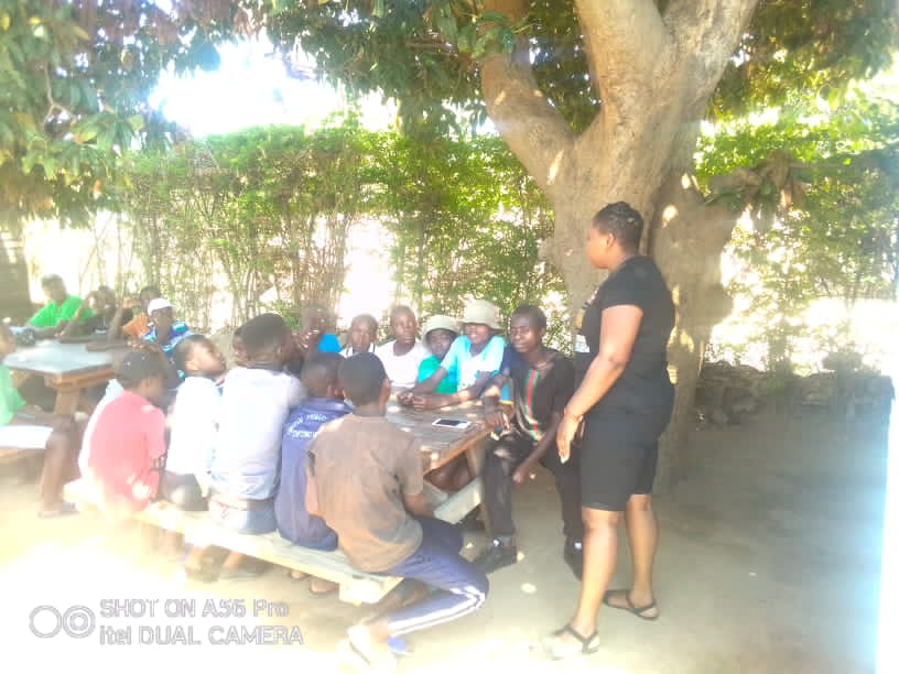 ShamwariyeMwana's tweet photo. #MenAndBoysForum Shamwari Yemwanasikana Founding Director, @EkeniaT conducting a men & boys forum on mental health, abuse, child marriages, access to SRH services and GBV as we count down to #16DaysOfActivism against GBV
#MenAsRoleModels
#EndGBV https://t.co/u6NaX02Liw