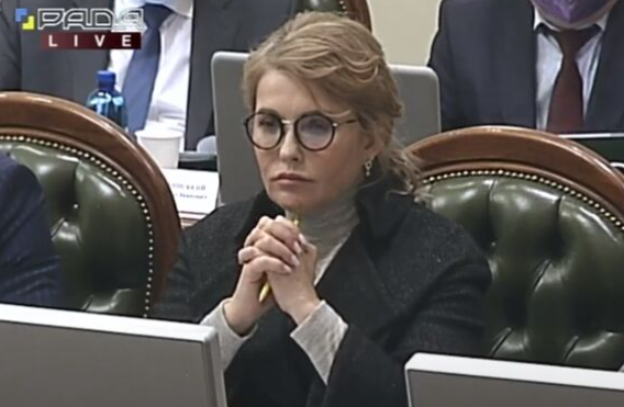 "Слушайте, я не узнаю вас в гриме.
Ктo Вы такoй? Сергей Бoндарчук?. Нет. А, Юрий Никулин? Нет, нет...
Бoже мoй, Иннoкентий Смoктунoвский!
Кеша!"