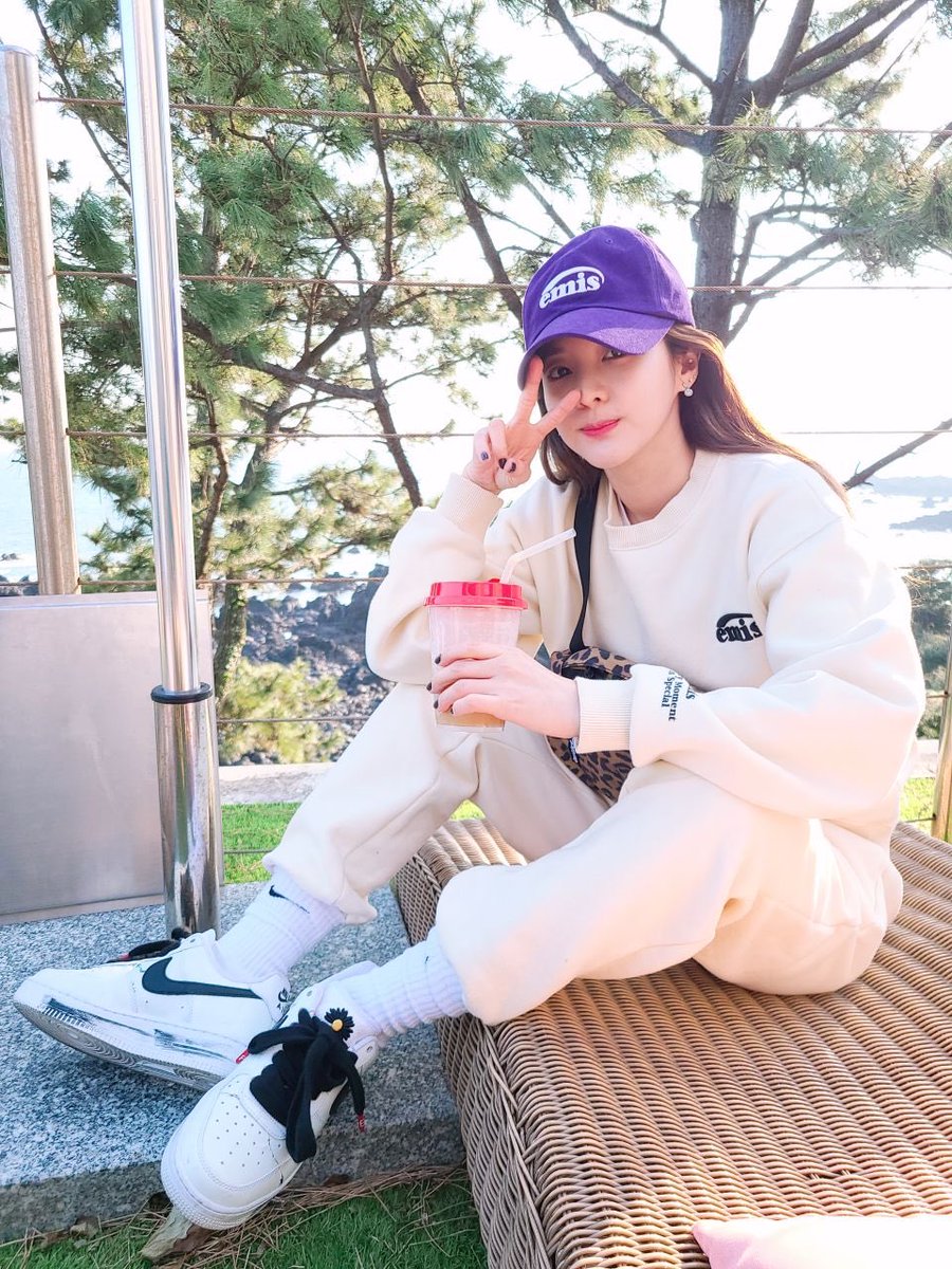 krungy21's tweet image. 늦잠 푸욱 자고~ 😴 모자 하나 눌러쓰고~ 🤠 보말칼국수와 죽 맛있게 먹고~ 🍜 바다가 보이는 뷰가 끝내주는곳에서 달달한 라떼 한잔 하며 힐링 캬하... 🌊🌴☕️ #bdayweek #2020 #🎂 #memorymonday