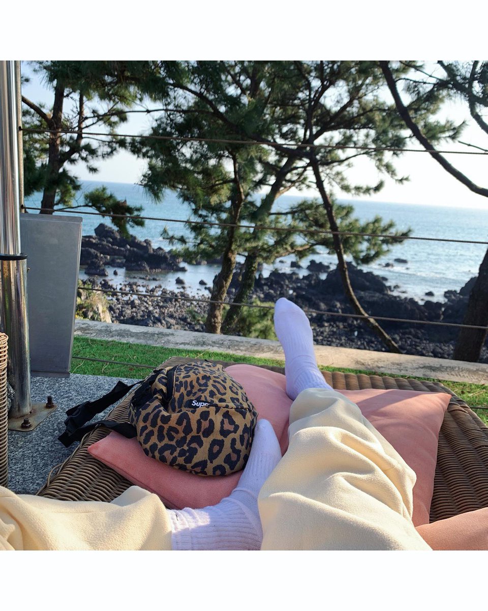 krungy21's tweet image. 늦잠 푸욱 자고~ 😴 모자 하나 눌러쓰고~ 🤠 보말칼국수와 죽 맛있게 먹고~ 🍜 바다가 보이는 뷰가 끝내주는곳에서 달달한 라떼 한잔 하며 힐링 캬하... 🌊🌴☕️ #bdayweek #2020 #🎂 #memorymonday