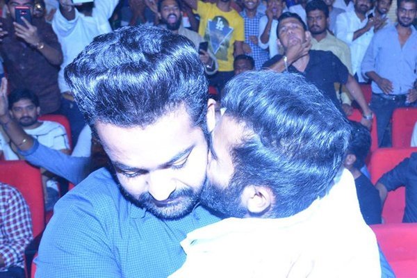 JrNTR_Team's tweet photo. He Is A Fan For His Fans ❤️

#2DecadesOfNTREra #KomaramBheemNTR @tarak9999 https://t.co/TVKidW66nc