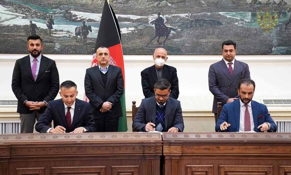 DABS_Official's tweet photo. د افغانستان د اسلامي جمهوریت د جمهوررئیس محمد اشرف غني په حضور کې د مالیې وزارت، د اوبو چارو د تنظیم ملي ادارې او د افغانستان برښنا شرکت  او زیمنس انرژي کمپنۍ ترمنځ د همکارۍ تفاهم لیک نن له غرمې مخکې، په چهار چنار ماڼۍ کې لاسلیک شو. https://t.co/CevY4QvPVP