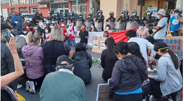 Peru_Noticias's tweet photo. Protestas continúan también en Chimbote y Nuevo Chimbote en contra de los congresistas Chimbote en Línea. - Las jornadas de protesta pacífica en contra de los congresistas continúan también en los distritos de Chimbote y Nuevo Chimbote, e... https://t.co/S3wLLI8AwO #PerúNoticias https://t.co/ofkVKZwjCF