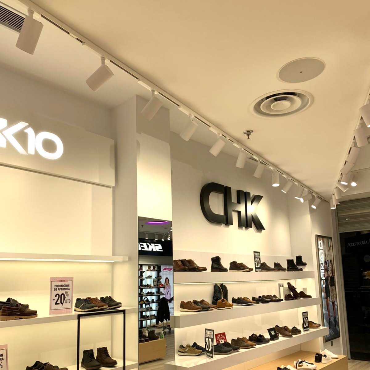 ledshome's tweet photo. Tienda CHIKA10-Xti C.C. MADRID
Otro magnífico Proyecto ejecutado en 2020 de la mano de unos de nuestros grandes colaboradores @gci.concept , realizado con nuestro proyector estrella CAPRI de 40W.
#iluminaciónretail #equipoledshome
https://t.co/6kkom345fw https://t.co/xESqLEIBRE