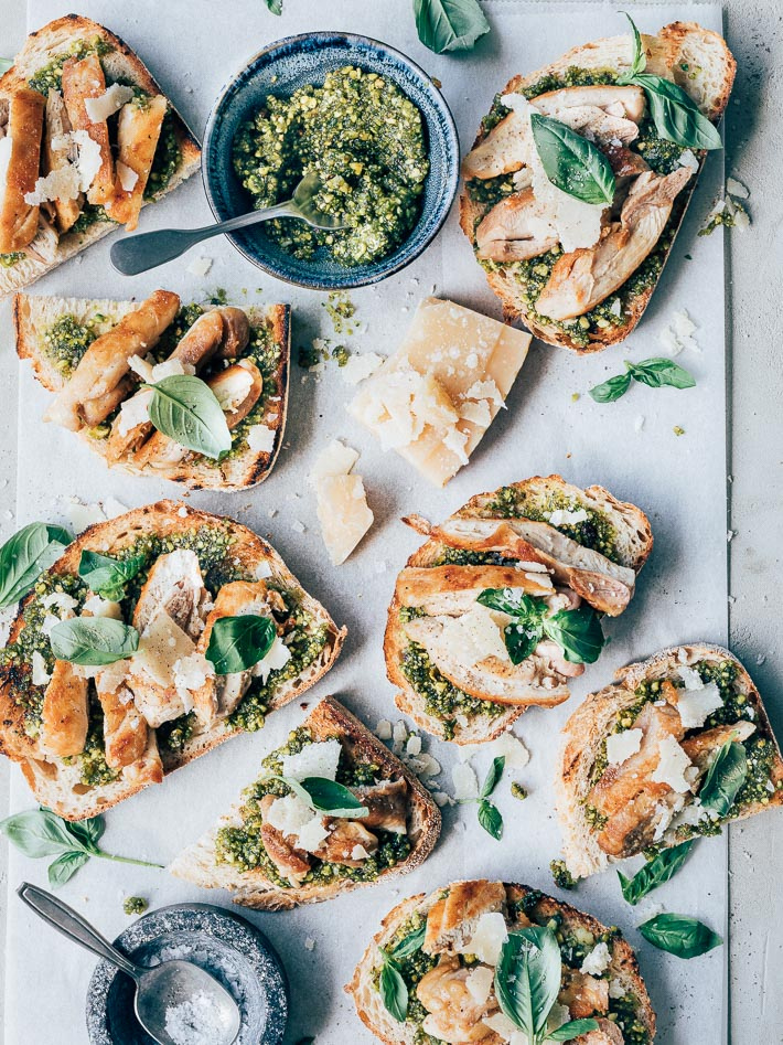 paulineskeuken's tweet photo. Dit is nou een leuke snelle hap om te maken voor de borrel of wanneer er iemand komt lunchen: toast met pesto en kip! 😍 Extra lekker met Parmezaanse kaassnippers en blaadjes verse basilicum. #nieuwrecept #lunchtip https://t.co/2uZOVbJkWF https://t.co/XFBOvNSOXG
