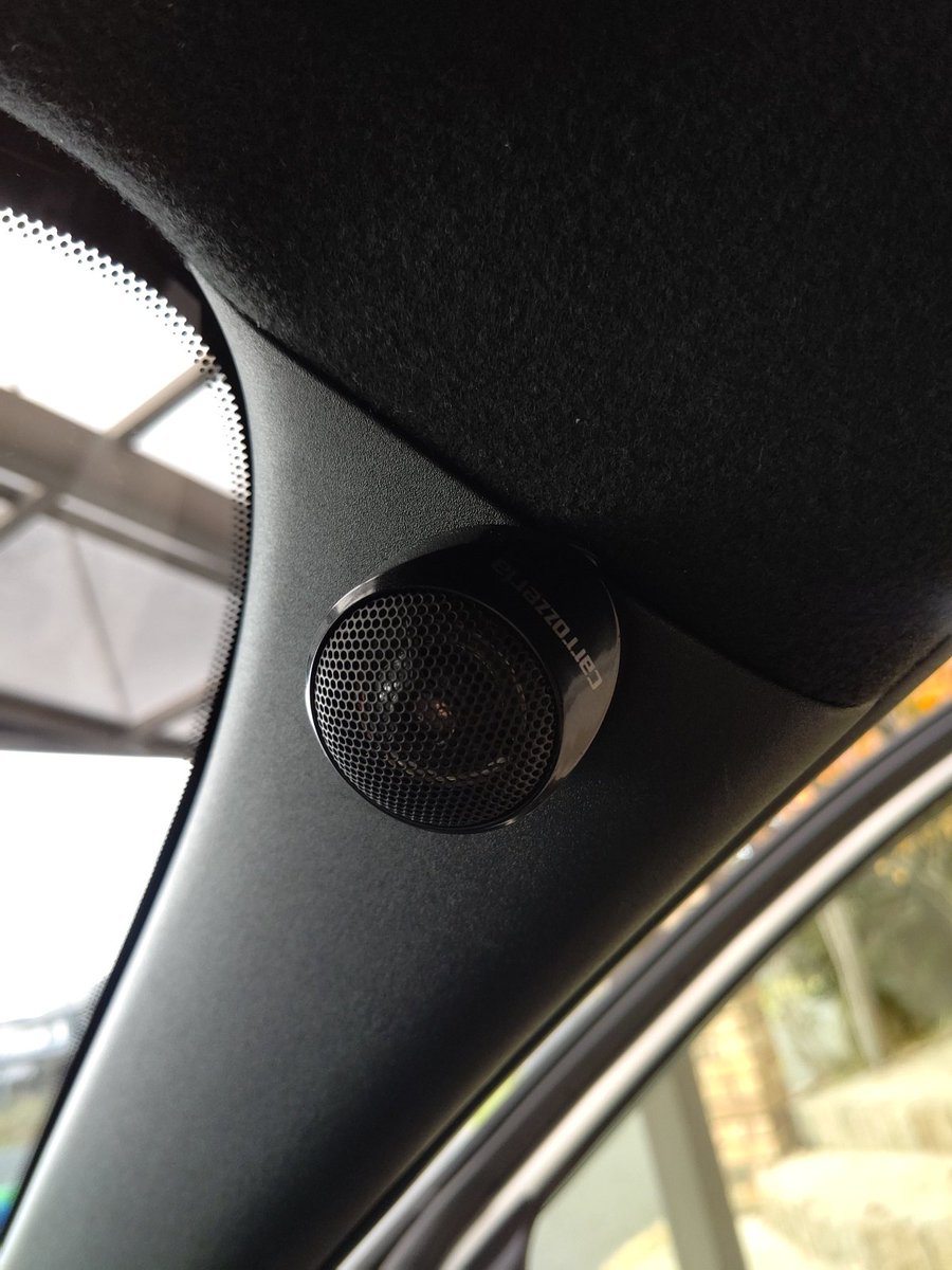 Hiro Yaris Hybrid Z 1st Edition W 笑 ノーマルスピーカーは聞こえにくく 通常音量でもかなり音漏れが 前車のスピーカーが余ってたのでツイーター部から配線分岐して取付 もちろん社外のいいやつにしたがいいのはわかってるけど 余ってる