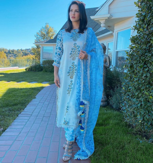 3 pic. Happy Diwali Everyone!! I hope you all had a great one. 

#SunnyLeone #Diwali https://t.co/65