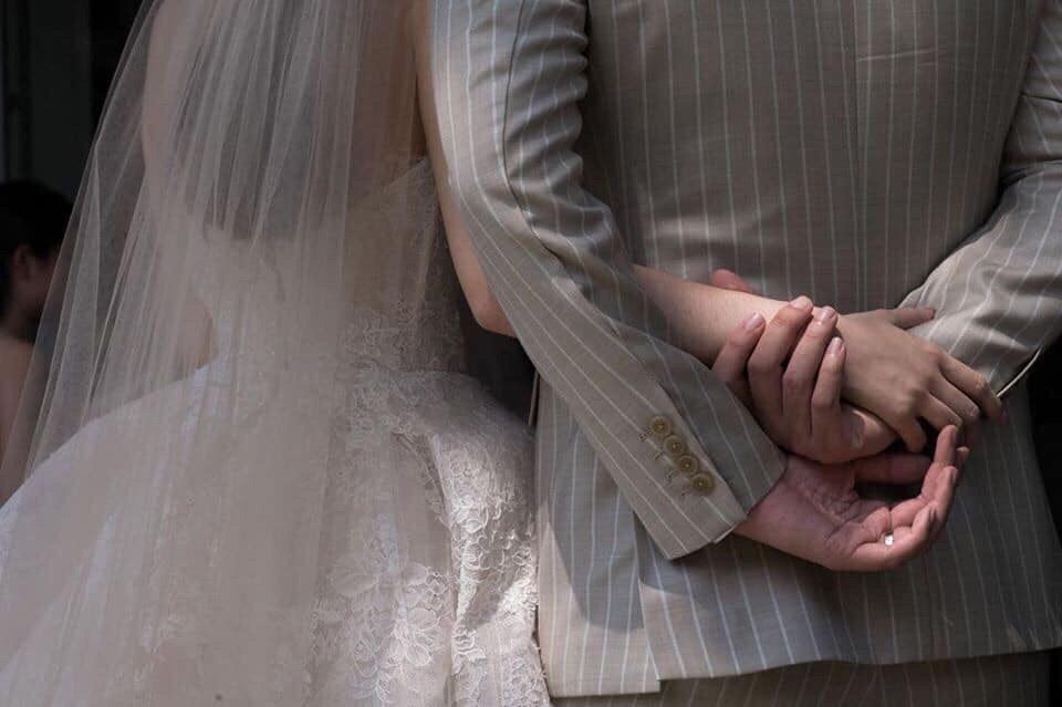 ـ " ٱلوگ إلمَن "  
   كلهُم غربهَ وَسط ٱلعيـِن 
( بـَسْ حِضنك حِضن مَوٰطن )!!.