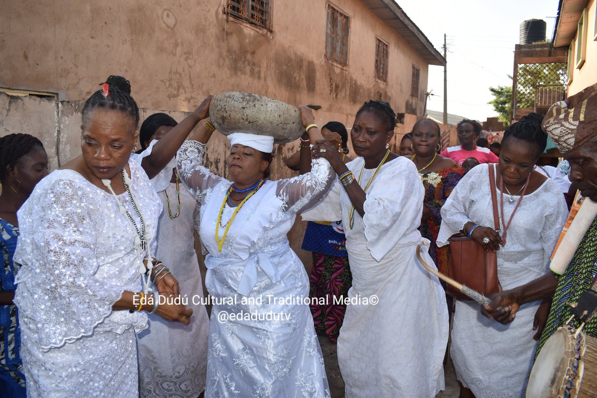 edadudutv's tweet photo. Ìyá Ọyárántí Níhìn-ínlẹgbẹ́wà Ẹgbẹ́/Òrìṣà Festival, Òṣogbo Nov 15, 2020... We give thanks to Olódùmarè, Orí, Ifá, Òrìṣà, Ẹgbẹ́ for making it a success. 
.
#EdaDuduTV #PreserveAfrika #Egbe #Orisa #FabumiFasina #Osogbo #OrisaFestival #EgbeFestival #AkiikaAseege https://t.co/GA2UFsDFKI
