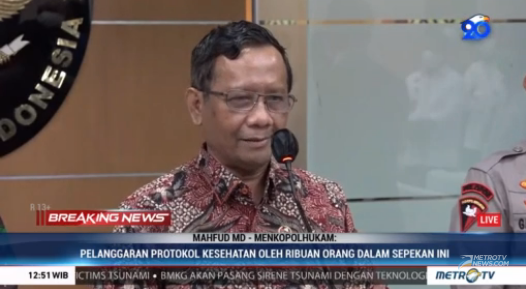 Metro_TV's tweet photo. #BreakingNewsMetroTV Pemerintah mengingatkan pada para kepala daerah, pejabat publik, aparat, &amp; masyarakat di seluruh Indonesia bahwa pemerintah akan menindak tegas dan melakukan penegakan hukum bisa masih melakukan pengumpulan massa dalam jumlah besar. - Mahfud MD, Menkopolhukam https://t.co/V6dflFEIzl