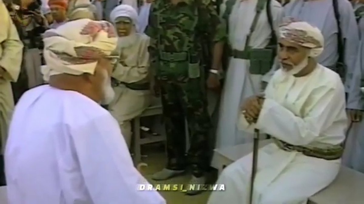 oman_19700's tweet photo. الشيخ حمد بن غصن بن ناصر الكلباني رحمه الله شيخ مقتنيات بولاية عبري متحدثا أمام جلالة السلطان قابوس طيب الله ثراه https://t.co/vRSGillXoW