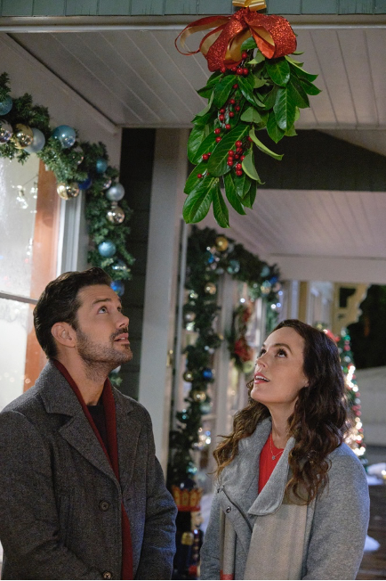 hallmarkchannel's tweet image. We hope you enjoyed the #CountdowntoChristmas @hallmarkchannel Premiere of #ATimelessChristmas! Head over to @hallmarkmovie NOW for the Original Premiere of #TheChristmasDoctor starting now!