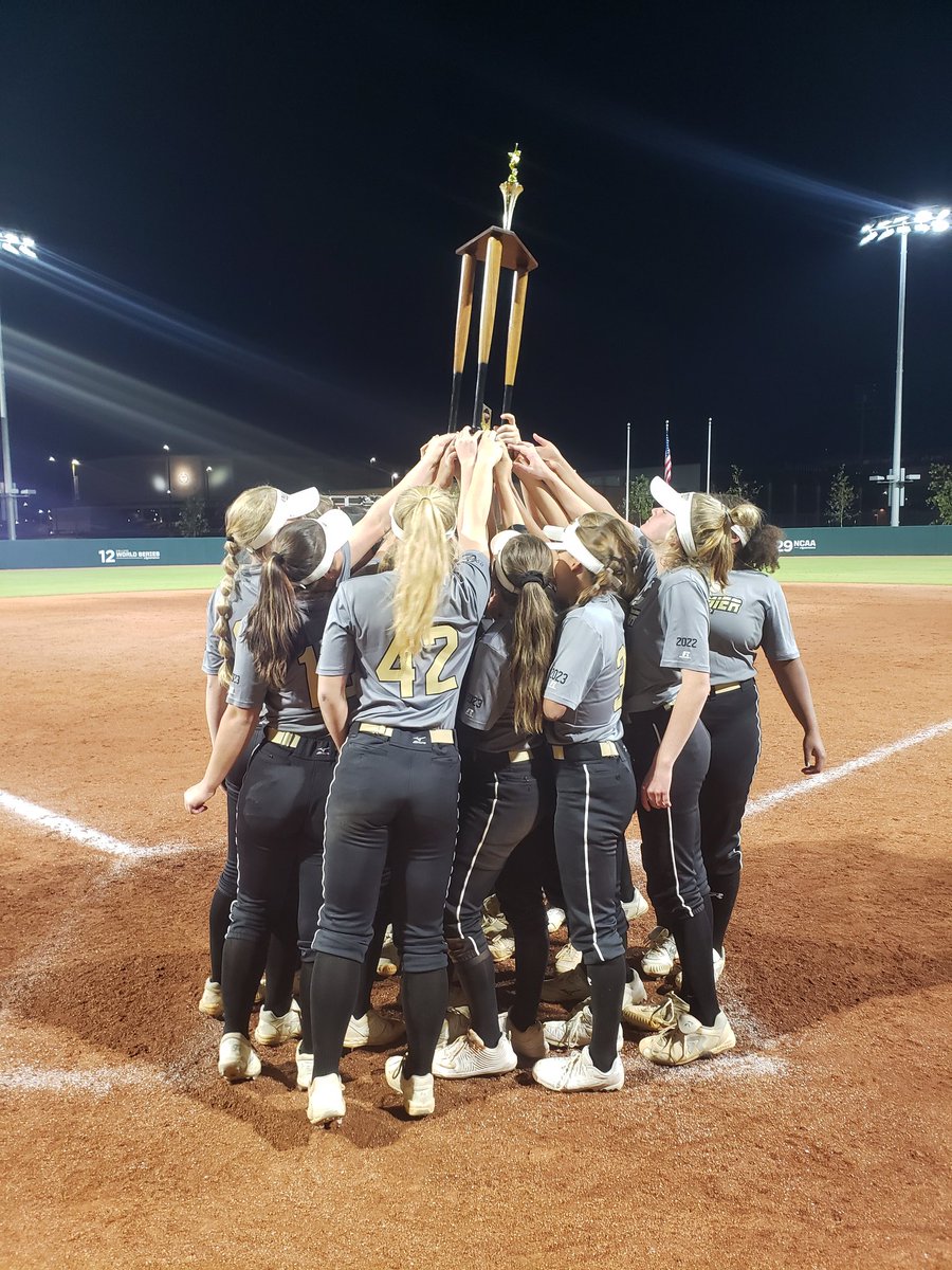 IowaPremierFP's tweet photo. PROUD CLUB DIRECTOR ALERT!! Iowa Premier 16U National r your 2020 @HFLfastpitch Fall 16U CHAMPIONS! beat. ACES Fastpitch 5-1 in semi's &amp; @TulsaEliteSB 2023 National in the Final 6-1! Earning our 1st ever @thealliancefp Tier 1 Nationals bid!! Awesome end to a great fall season!! https://t.co/XgoEnMPJvz