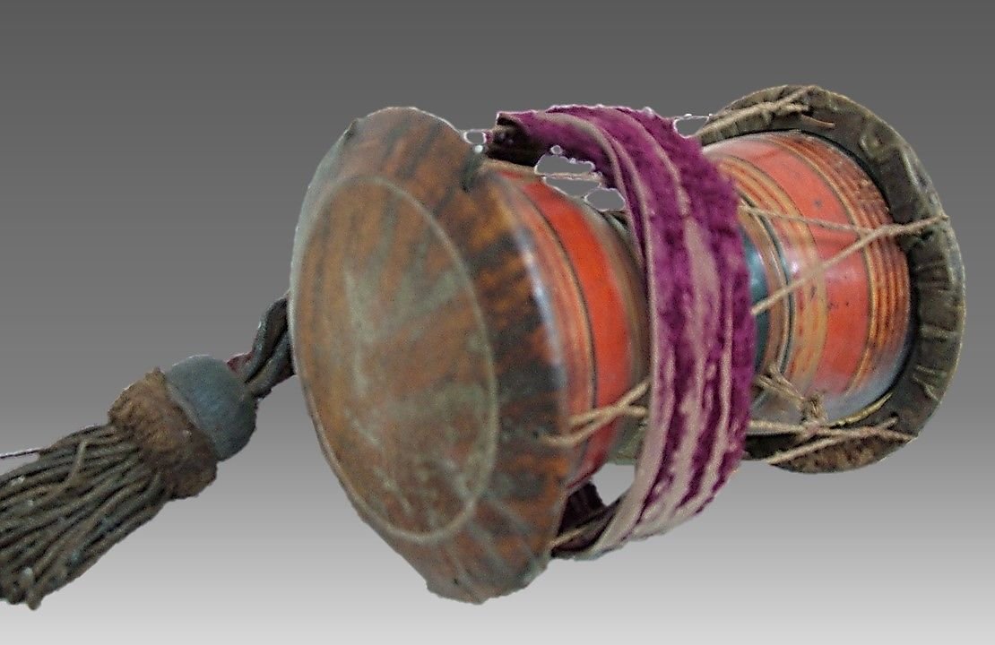 UdäkkiFormerlyfavorite instrument of Sinhalese upper classes of Sri Lanka. now survives as dance instrument accompany dancesretains a ritual role in Buddhist processions & in temple ensemble. also accompanies rehearsals/dance Kandyan dance schools as per  @metmuseum urumi?