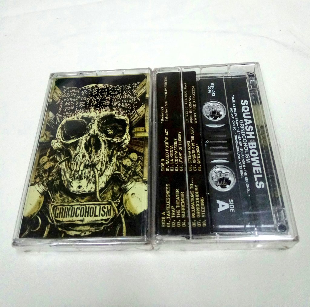 WRSTORE_'s tweet photo. Stok2x terakhir: SQUASH BOWELS - Grindcoholism (2013) [2016 reissue]. Pressing lokal.

Squash Bowels, band groovy grindcore / gore-grind asal Polandia, yg berdiri sejak thn 1994.

FFO: Regurgitate, Anal Cunt, Haemorrhage. 

Segel. Harga normal. Rp30.000.

#SquashBowels #WRStore https://t.co/g1XNd3kU7K