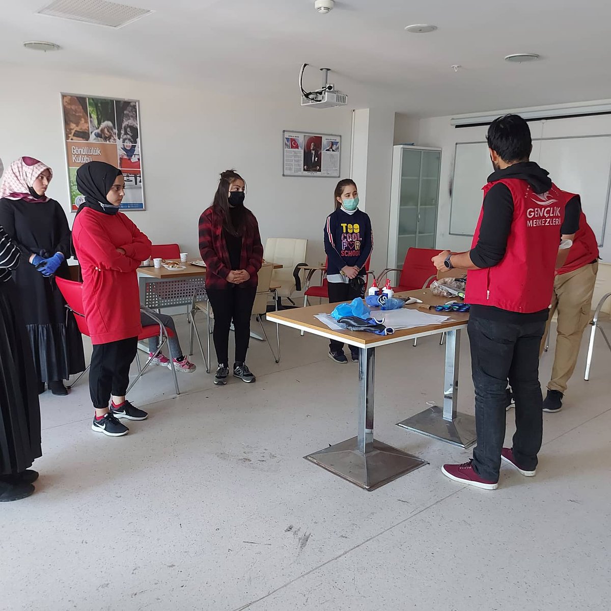 GSB_AtakumGM's tweet photo. Gençlik Merkezimiz tedbirler eşliğinde, gençlerimizle neşelenmeye devam ediyor.
#ModelRoket #GençlikMerkezleri #UzayveHavacılık #AtakumGM https://t.co/i6K7E6bylw