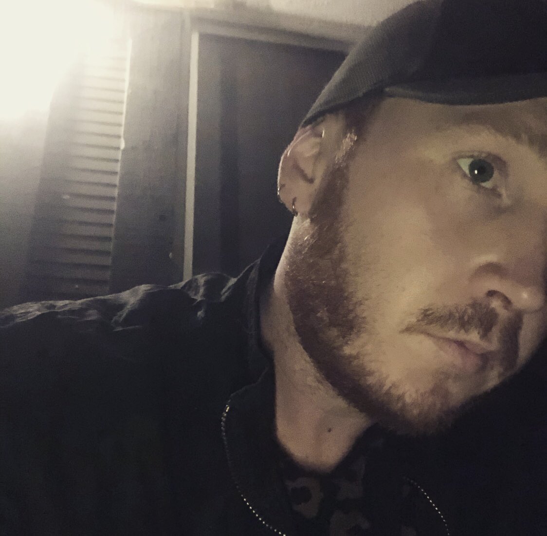 KingCodey_'s tweet image. The beard it’s gone 👀