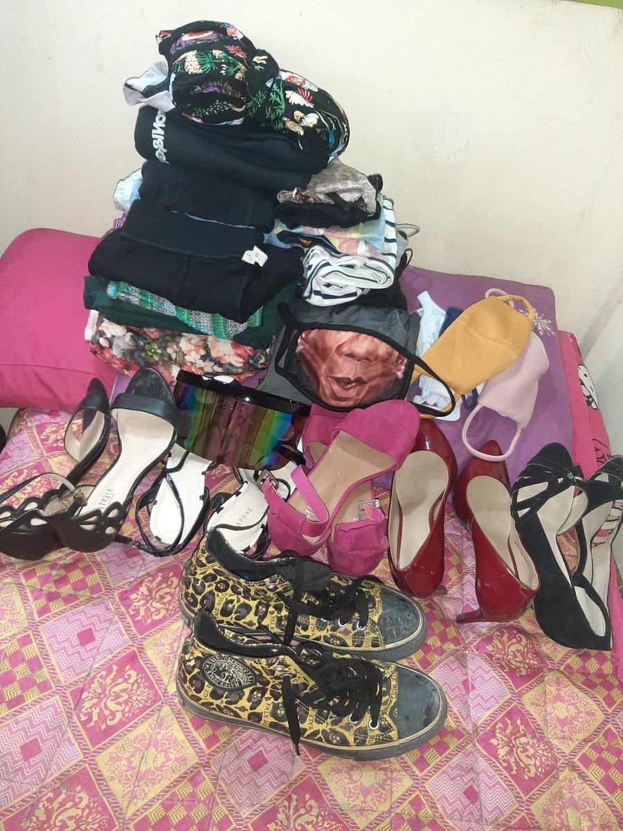MarivicMacas's tweet photo. Ready na ang konting tulong na ibibigay ko sa taga Marikina pasinsyahan niyo na po mga damit at sandals na dko na nasusuot. Pero maayos pa po ito. Kesa hanapin mo ang Pangulo bakit di ka nalng tumulong ๐๐๐๐ต๐ญ#proudDDShere #WagPabigatSagobyerno #makiisa๐๐ https://t.co/SruXSUvwMo