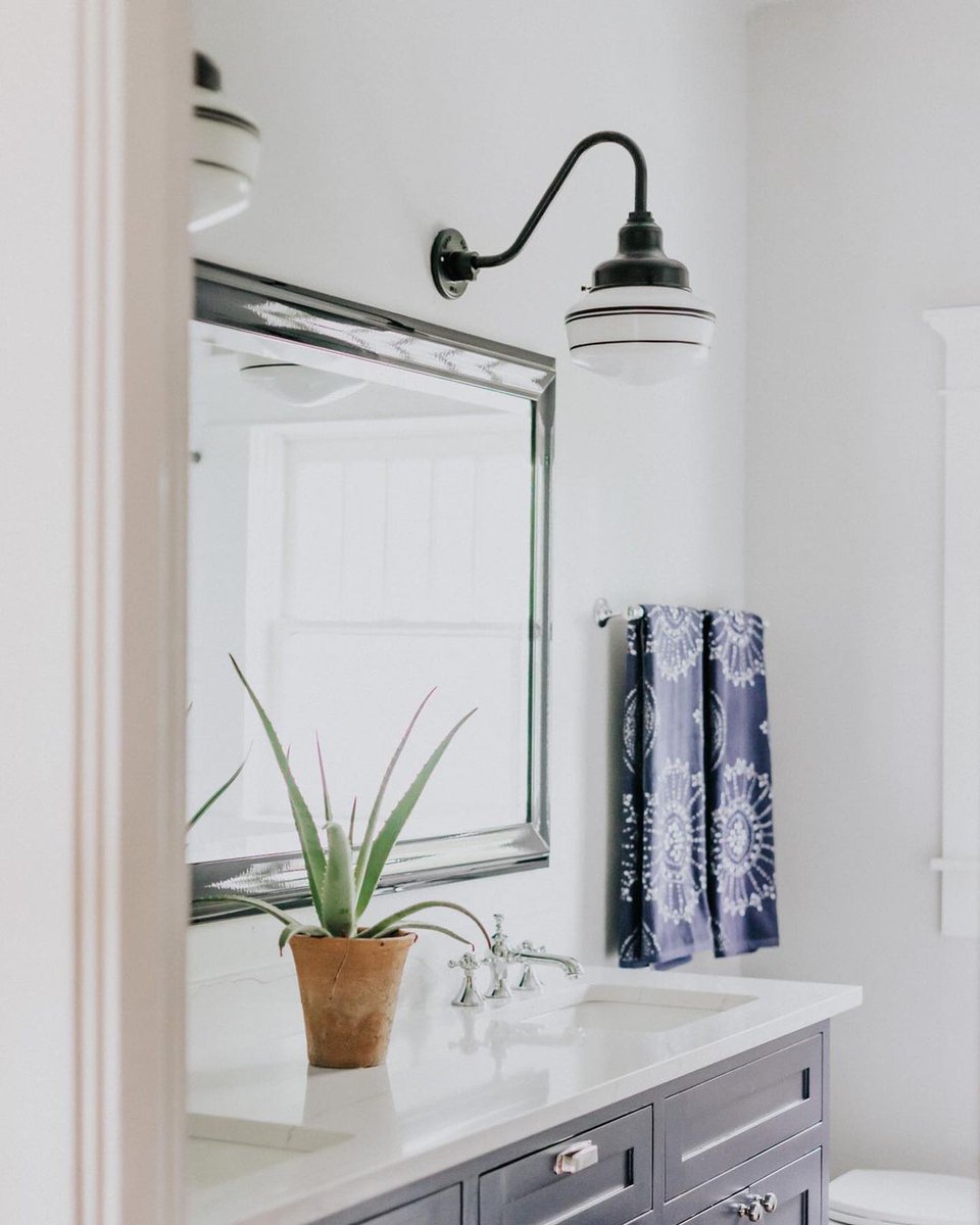 BarnLightAU's tweet photo. @barnlight #Repost
@katethackerhome is teaching us all a lesson in style with our Primary Schoolhouse Goosenecks in this charming bathroom! 📚

#barnlight #mybarnlight #barnlightau #AustralianMade #lighting #australianmadelighting https://t.co/qqsgnS1dU3