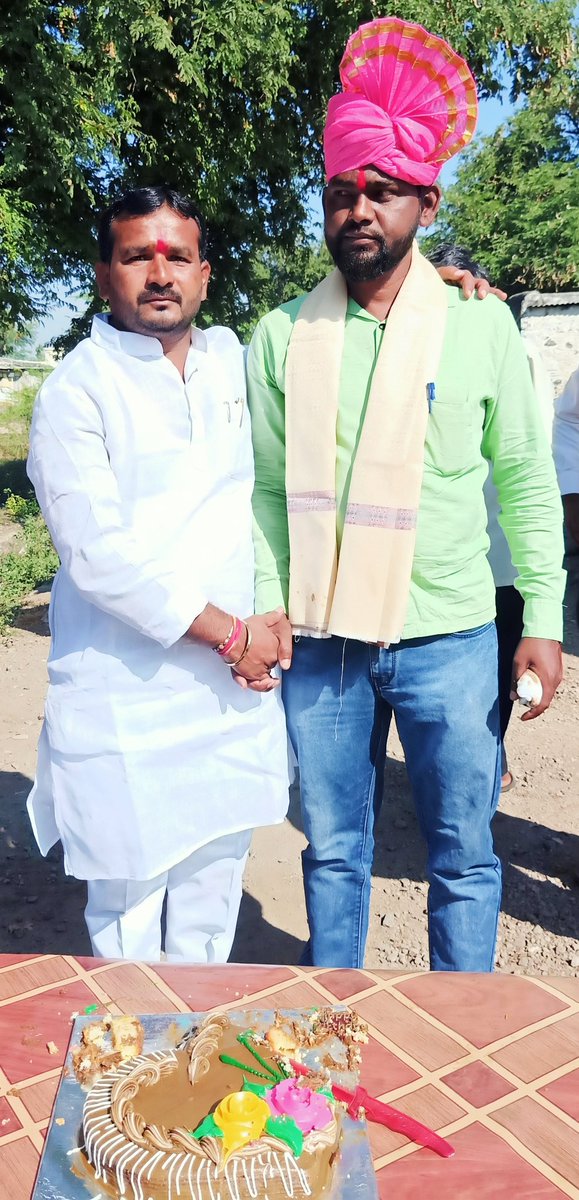 SargarJaywant's tweet photo. आमचे खास मित्र श्री. नानासाहेब झुरे सर त्यांचा वाढदिवस साजरा करताना व शुभेच्छा देताना.
#jaywantsargar #gopichandpadalkar #brthday https://t.co/nQ8m1AbVnX