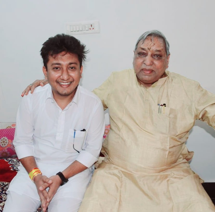 Vishal_WithRG's tweet photo. गत दिवस रायपुर क्षेत्र के अंतर्गत पुरानी बस्ती के जैतू साव मठ में गोवर्धन पूजा में सम्मिलित हुआ तत्पश्चात अन्नकूट के दर्शन कर पूजा आरती की एवं भगवान से क्षेत्र वासियों की खुशहाली की कामना की।

@stnrnsharma @INCIndia @LambaAlka @ArishAnwarIYC @kkshastri_IYC @INCChhattisgarh https://t.co/QeGkKMuvGz