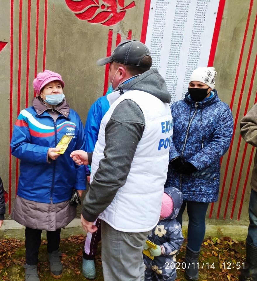 Rodniki_ER's tweet photo. С апреля по ноябрь во всех первичных отделениях @Rodniki_ER проходили субботники. В минувшие выходные в П/О15 д.Тайманиха завершила череду субботников. Вручили парт.билет новому члену Партии.@ivanovo_er #ER37 https://t.co/UKoqXwcf8p