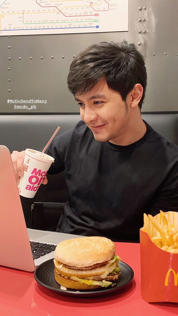 AldenTrendsOFC's tweet photo. Happy Monday, @aldenrichards02!
Lookinโ great!
Donโt forget! McDelivery Send To Many!
We can now do our advance orders at:
https://t.co/J3XWjHWMpC
@aldenrichards02 @McDo_PH
#McDoSendToMany
#ALDENRichards
โข aldenrichards02 IGS https://t.co/j0WX2ZPnfn