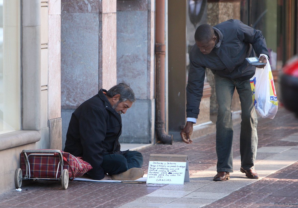 arzobispodelrio's tweet photo. “Tiende tu mano al pobre”, es un lema no solo para un día, sino para todo el año. No olvidemos que pueden cambiar las circunstancias y en cualquier momento ese pobre que vemos en la calle, podría ser cualquiera de nosotros. #IVJornadaMundialdelosPobres
#FelizLunes https://t.co/EfhUo23Qw3