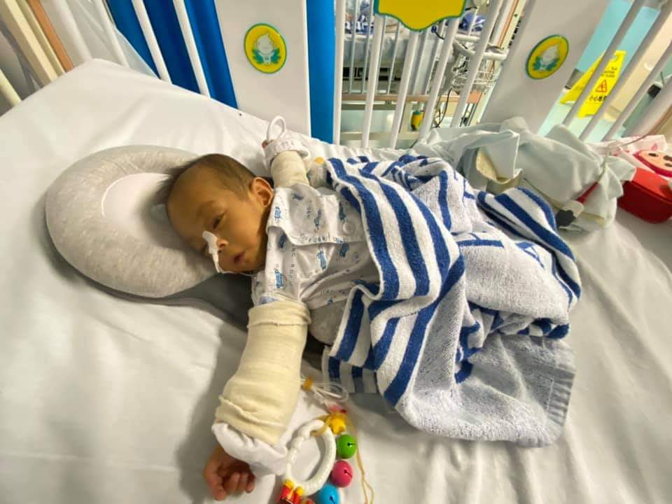 hklivemedia's tweet photo. #HongKong 25-week-old baby #Shunshun urgently requires liver transplant. With his white blood cell count increasing daily, time is running out. His parents have been updating his dedicated Facebook. https://t.co/U1H56UiLM6 https://t.co/TsZlCxPDTF