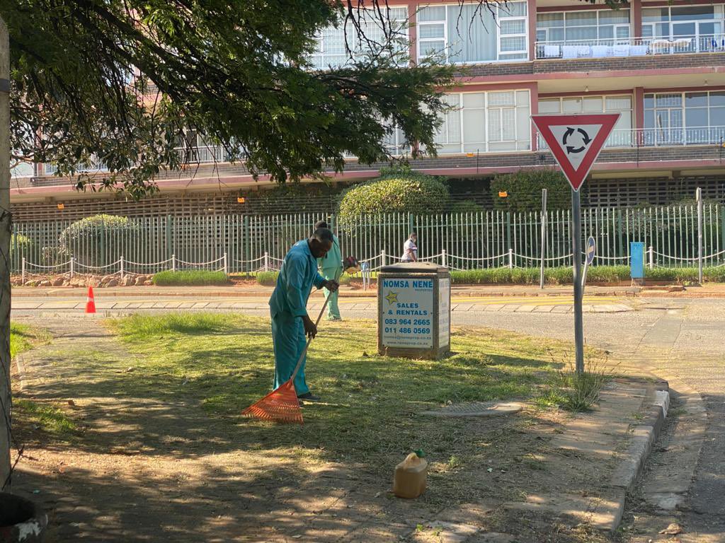 VTacGreenTeam's tweet photo. It is ever-important that we do our due diligence in helping nature to thrive, however we can. That starts with taking care of the environment.

The VTAC Green Team #KeepingItClean in Killarney this morning as we kickstart a fresh new week! 🍃🌸

#BeTheChange 🇿🇦⚫️🔴 https://t.co/xsrCBhyXSU