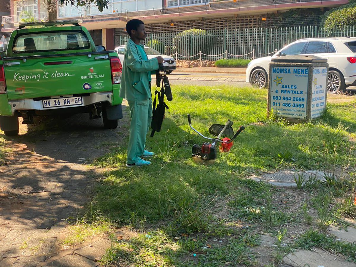 VTacGreenTeam's tweet photo. It is ever-important that we do our due diligence in helping nature to thrive, however we can. That starts with taking care of the environment.

The VTAC Green Team #KeepingItClean in Killarney this morning as we kickstart a fresh new week! 🍃🌸

#BeTheChange 🇿🇦⚫️🔴 https://t.co/xsrCBhyXSU