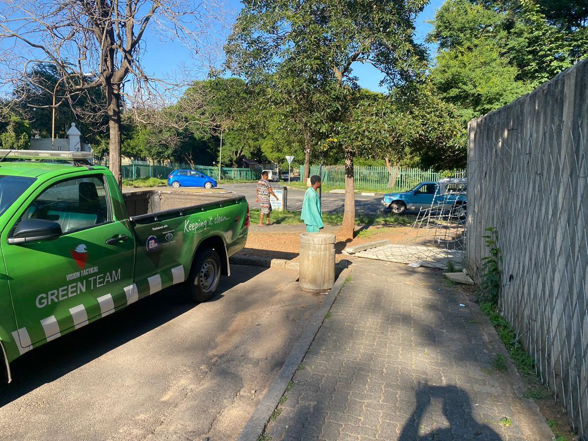 VTacGreenTeam's tweet photo. It is ever-important that we do our due diligence in helping nature to thrive, however we can. That starts with taking care of the environment.

The VTAC Green Team #KeepingItClean in Killarney this morning as we kickstart a fresh new week! 🍃🌸

#BeTheChange 🇿🇦⚫️🔴 https://t.co/xsrCBhyXSU