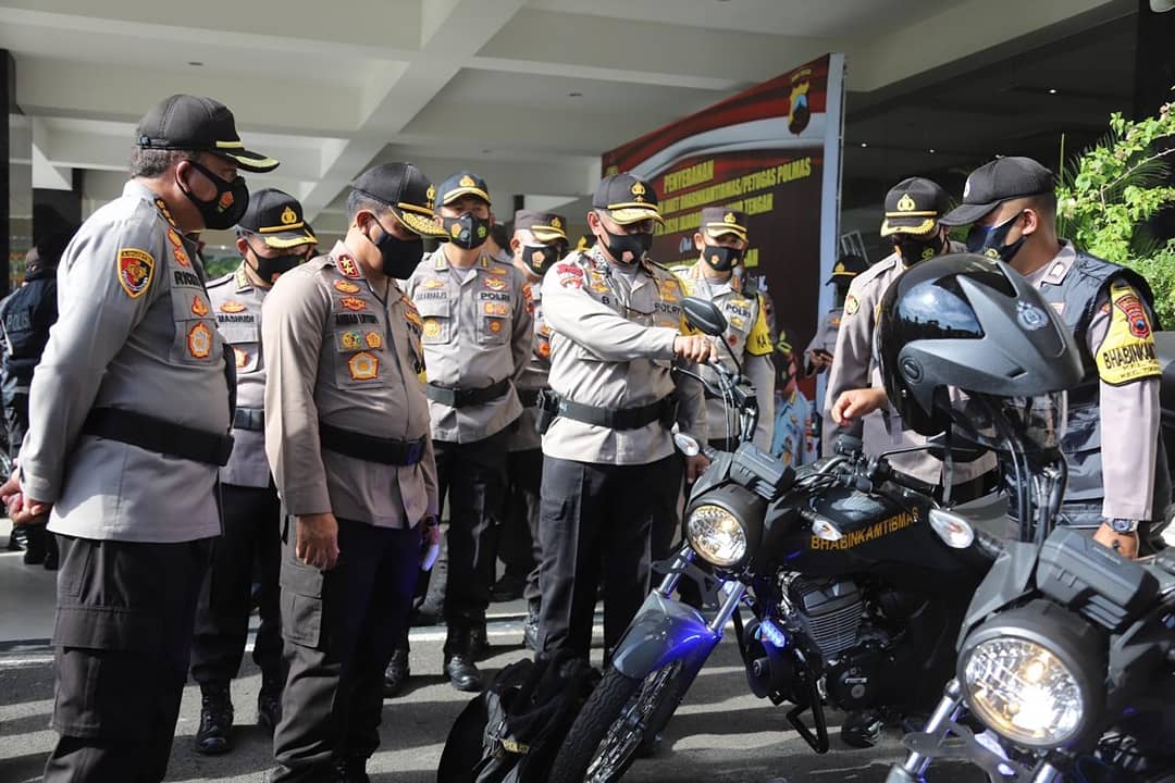 PBanyumanik's tweet photo. Jelang Pilkada Serentak, Polda Jateng Serahkan 500 Kendaraan Untuk Bhabinkamtibmas

Kapolda Jateng serahkan 500 unit Honda Verza untuk Polres Jajaran guna menunjang pelaksanaan tugas dan kewajiban di lapangan utamanya dalam pengamanan Pilkada Serentak 2020, Senin (16/11/2020). https://t.co/FDI2cKD6iA