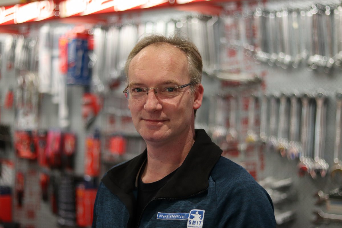 smitjedesmid's tweet photo. Sinds kort is Arjan werkzaam bij Smit. Door de Corona kwam zijn bedrijf voor het verhuren van audio en licht stil te liggen.  Arjan twijfelde geen moment toen hij onze vacature voorbij zag komen. Wij zijn heel blij met Arjan in ons team! #Sterkstaaltje https://t.co/x6UI67uHRi https://t.co/oCZMbrISEq