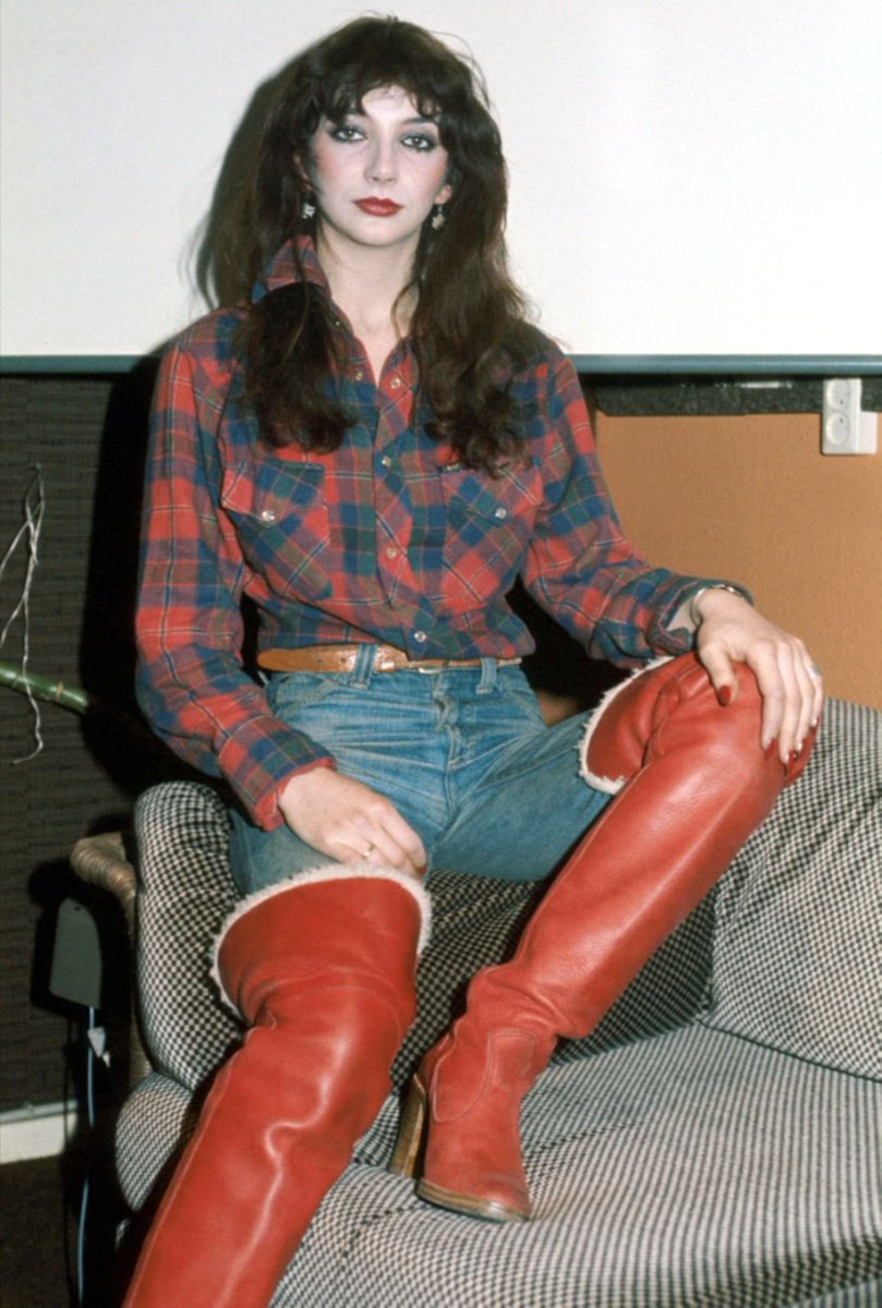 90sGabi's tweet photo. Uggs x Kate Bush https://t.co/2mljc7rWwC