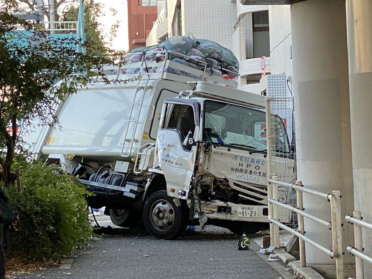 吉田正典 On Twitter 世田谷 環八沿い砧2丁目交差点付近事故 について生放送 アーカイブ版 パッカー車と軽トラックの衝突事故にて 歩行者夫婦2名自転車の女性1名が巻き込まれる 病院搬送で1名男性左足切断の重傷 ほか2名軽症との事 2020 11 16午後2時頃