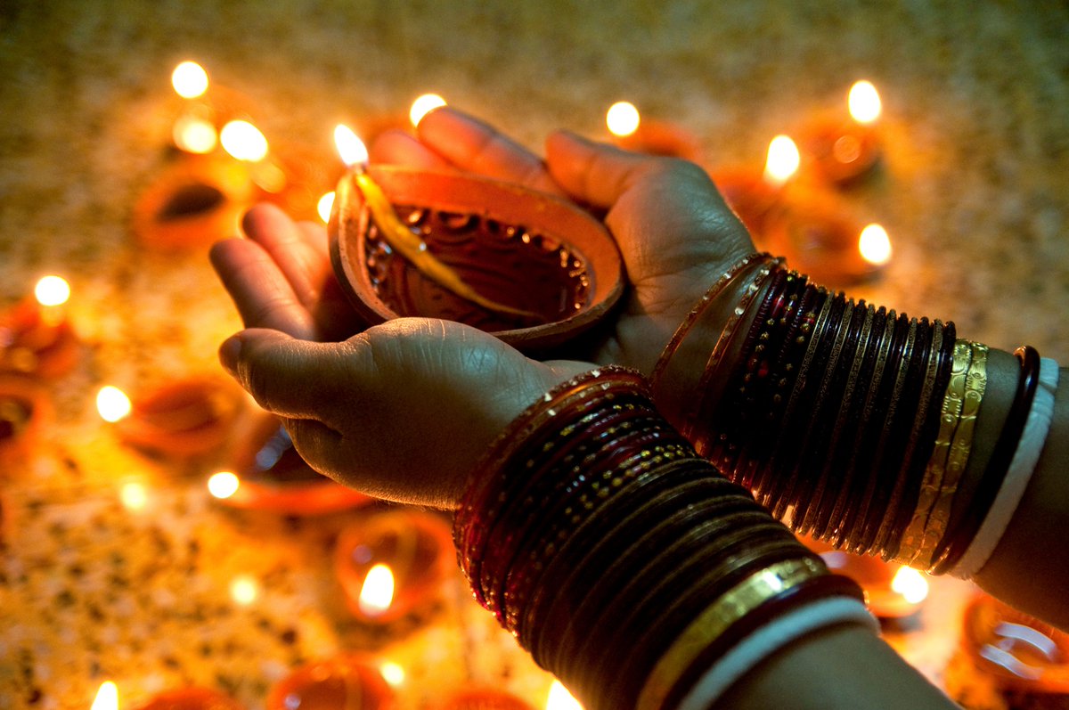 E-wishes are a forced show of bonhomie on festive days. Instead, we should open our heart strings and share the love over an actual phone call or drop in with some sweets, writes @heysengupta 
bit.ly/35AKFyM

#Diwali2020 #Christmas #festivities #greetings <a href="/khaleejtimes/">Khaleej Times</a>