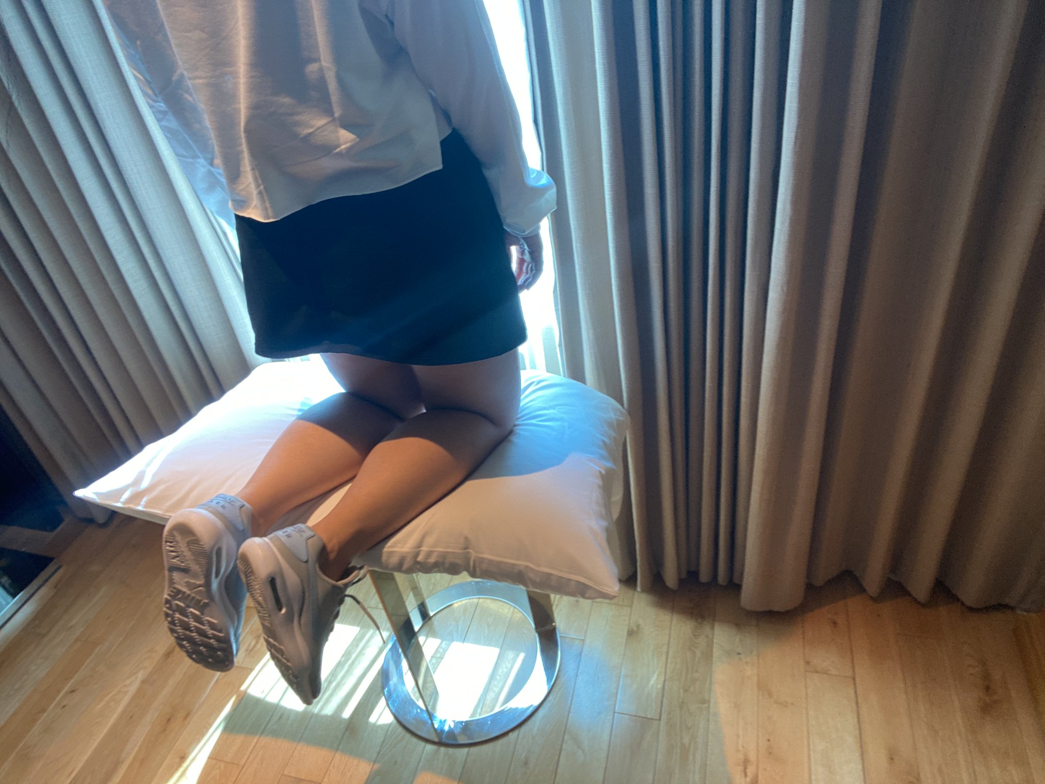 ให้หนูมานั่งตรงนี้ทำไมเนี่ย สงสัยจัง🙄🙄 https://t.co/80hLx0ZqDz