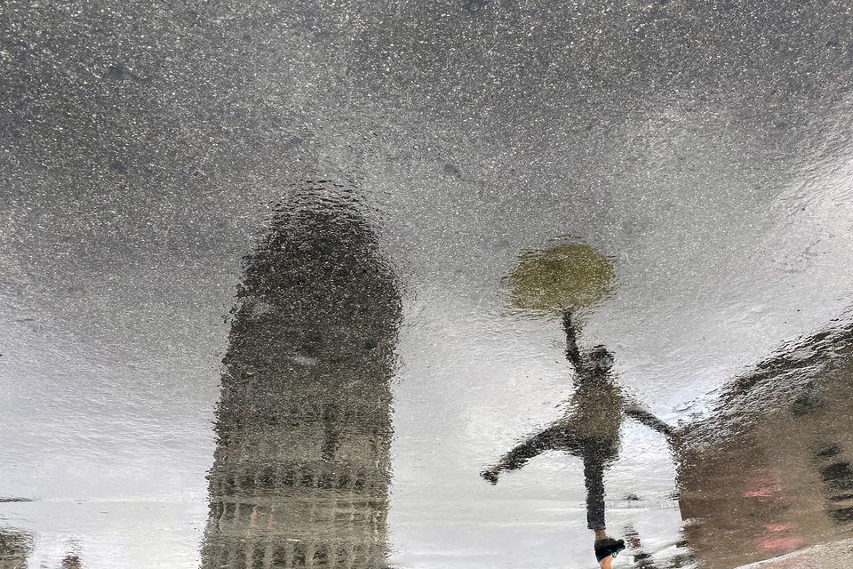 scuolanormale's tweet photo. Pisa si è svegliata sotto la pioggia. 
E noi vi auguriamo buon lunedì con uno scatto di @soniamarrese per Instagram. https://t.co/jMnntIZq75