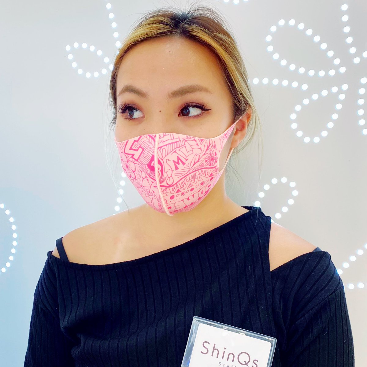 LyreBag's tweet photo. Lyreからオリジナルデザインマスク新発売😷❣️
長時間つけてもムレずにサラサラ✨が続く、
こだわりの素材を使用😊⭐︎ 洗濯OK👏
マスク製造の担当者と何度も相談を重ね、
選び抜かれたのは絶妙に可愛くておしゃれな5色🤩

#おしゃれマスク
#ファッションマスク https://t.co/gdfMalxbxk
