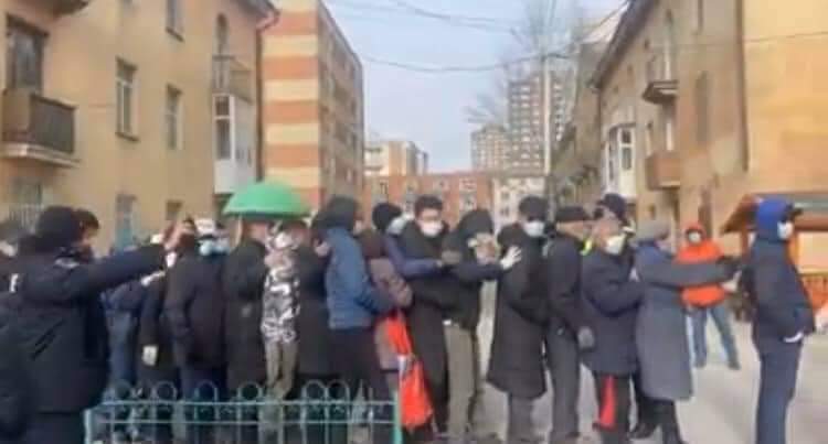 Төр  нь зохион байгуулах чадваргүй иргэдийг ингэж бөөгнүүлээд байвал түмэн олон бид гэртээ бүгээд нэмэр байна уу. Үнэхээр үг үйлдлийг зөрүүг төрийн байгууллагууд өөрсдөө үзүүлээд байна. #ЗАСГИЙН_ГАЗАР
#УОК
#НИЙЙСЛЭЛИЙН_ЗАСАГ_ДАРГА