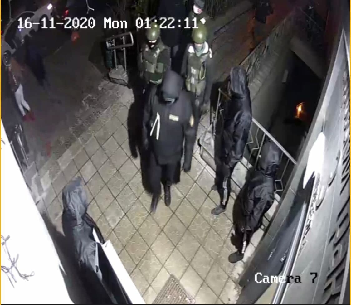 HannaLiubakova's tweet photo. #Belarus Riot police spent the whole night in the neighbourhood in #Minsk,where they destroyed people's memorial and brutally dispersed peaceful protesters.They were looking for those hiding in apartments to detain them. It's a war against citizens. Now they are holding hostages https://t.co/DOHdJ3IEG2