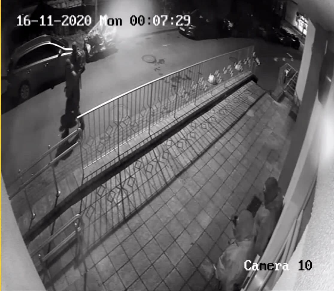 HannaLiubakova's tweet photo. #Belarus Riot police spent the whole night in the neighbourhood in #Minsk,where they destroyed people's memorial and brutally dispersed peaceful protesters.They were looking for those hiding in apartments to detain them. It's a war against citizens. Now they are holding hostages https://t.co/DOHdJ3IEG2