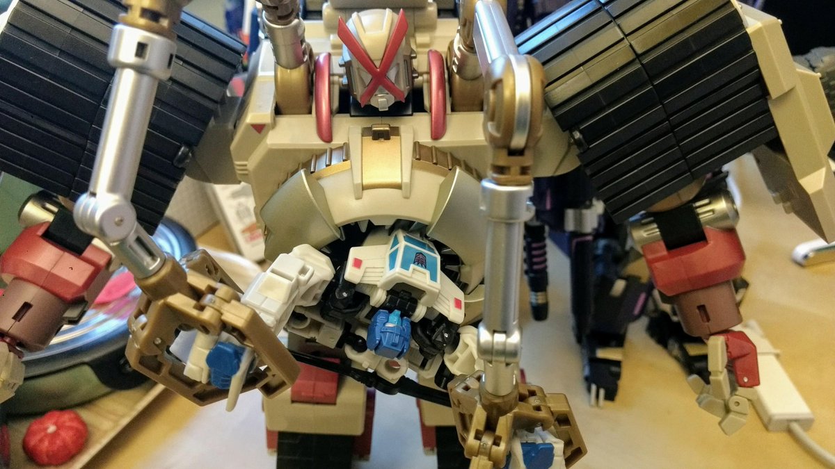 iRollerTF's tweet photo. Happy Monday!
#Decepticonjusticedivision #Tesarus @skiing_penguin #deskbot #transformers https://t.co/VdWEIn0K06