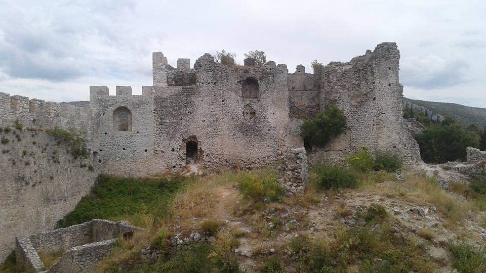HassaneTraveler's tweet photo. #StjepanGrad 🇧🇦
Construido originalmente por la tribu #Iliria, reforzado más tarde por los invasores Romanos.
Lleva el nombre de #HercegStjepanKosaca quien gobernó la región de #Hum #Herzegovina en la Edad Media. Aquí en #Blagaj nació la reina Bosnia #KatarinaKosacaKotromanic. https://t.co/YOfONF34xz