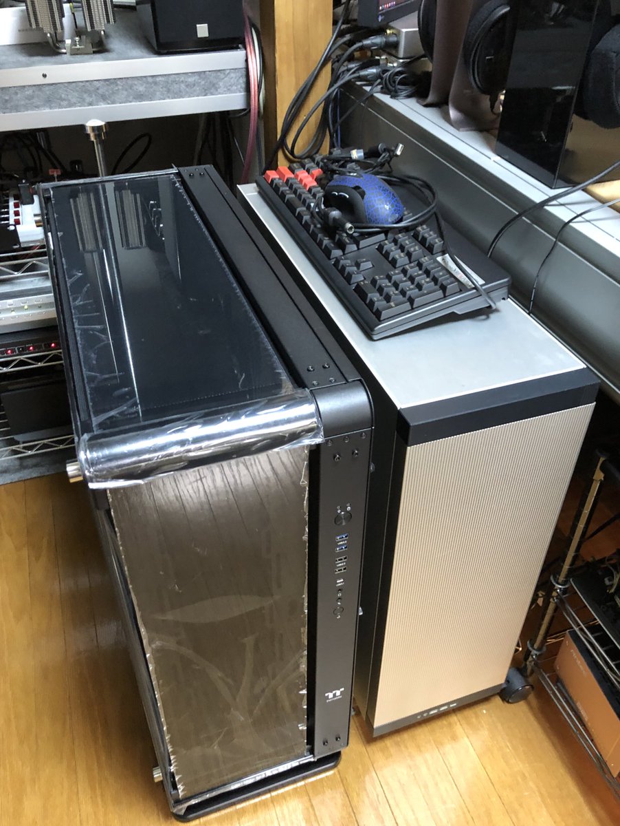 Dd真夜 V Twitter 新しいpcケースを入手 あまりの大きさに軽く引いてる 暫くは使用中のパーツを移植し 検討中のマザーとグラボが手に入ったら入れ替え予定 隣のフルタワーも普通に大きかったのだけど キャスターの高さを考慮すると新しいのは二廻り近く大きい 3ゝ Dd真夜 V Twitter 新しいpcケースを入手 あまりの大きさに軽く引いてる 暫くは使用中のパーツを移植し 検討中のマザーとグラボが手に入ったら入れ替え予定 隣のフルタワーも普通に大きかったのだけど キャスターの高さを考慮すると新しいのは二廻り近く大きい 3ゝ