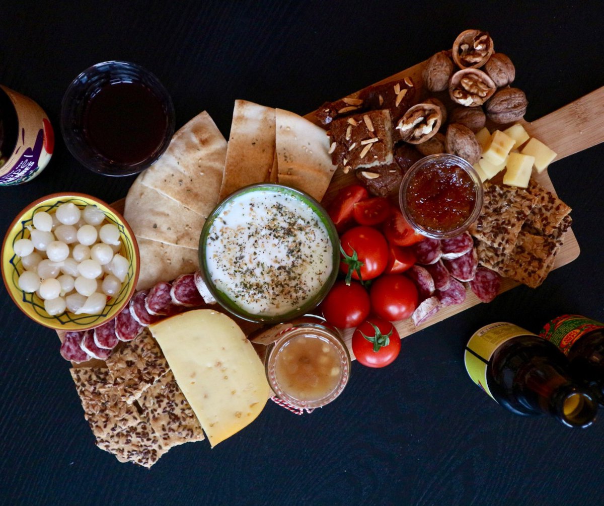 flevournl's tweet photo. Wauw! Vanaf nu hebben we ook de Flevour Borrel Box. Een leuk en lekker cadeau voor jezelf of voor een ander 😋
Van de droge worst van Vleesch&Co, kaas van de Polderzoom en Flevolands brood of crackers tot gele bieten chutney en Flevo pils van Brouwerij Stijl! ✨🎁
#flevourbox https://t.co/gdDumc4zpT