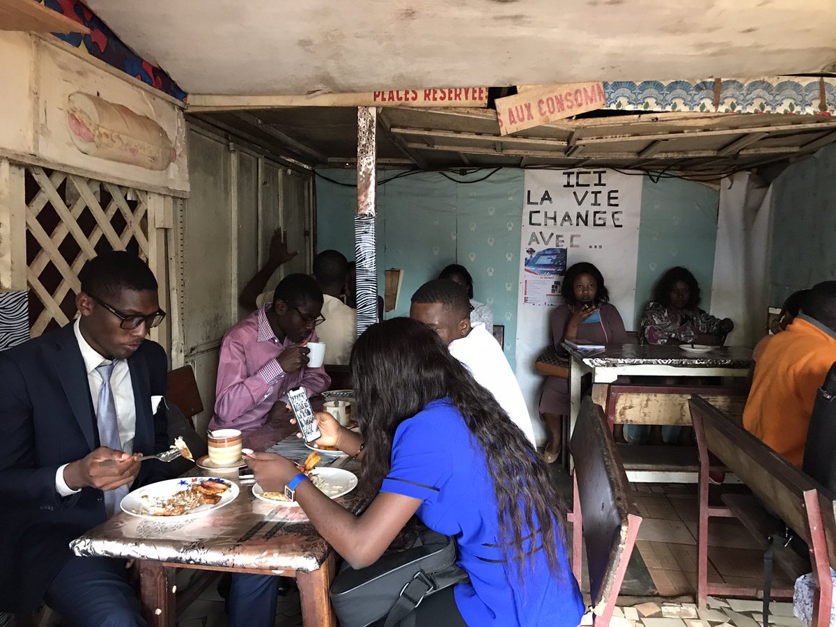 KevineMogo's tweet photo. Il est 8 heures passé de 19minutes, la cantine est pleine. Les étudiants de l’école des sciences et techniques de l’information et de la communication et de l’université Yaoundé 1, prennent leurs petits déjeuner dans un restaurant de la cantine dit << CHEZ PAT>>.  @Baba_WAME https://t.co/0jqYwyZgWq