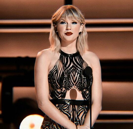 lillyswiftt13's tweet photo. 🚨WE ARE SO CLOSE SO KEEP VOTING PLEASE! RT and vote for Taylor Swift for Artist of the Year at the #AMAs 

1. J***** B***** : 5.96M (+454.9k)
2. Taylor Swift   : 5.95M (+417.1k) https://t.co/S19RjLt44b
